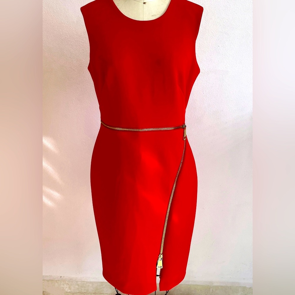 Calvin Klein - Pre-Owned Dress in Red with #8 Metal zipper details